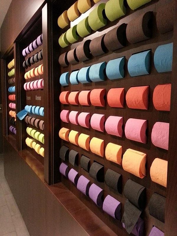7. Paris'te birçok farklı renkte tuvalet kağıdı satan bir dükkan bulunuyor.