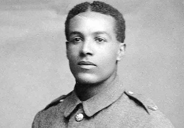 1917'de teğmen unvanını alan Tull, böylece İngiliz Ordusu'nun ilk siyah subayı da olmuştu. Kanunlarda ne yazarsa yazsın, teninin rengini yenmiş, beyazlara komutanlık etmişti.