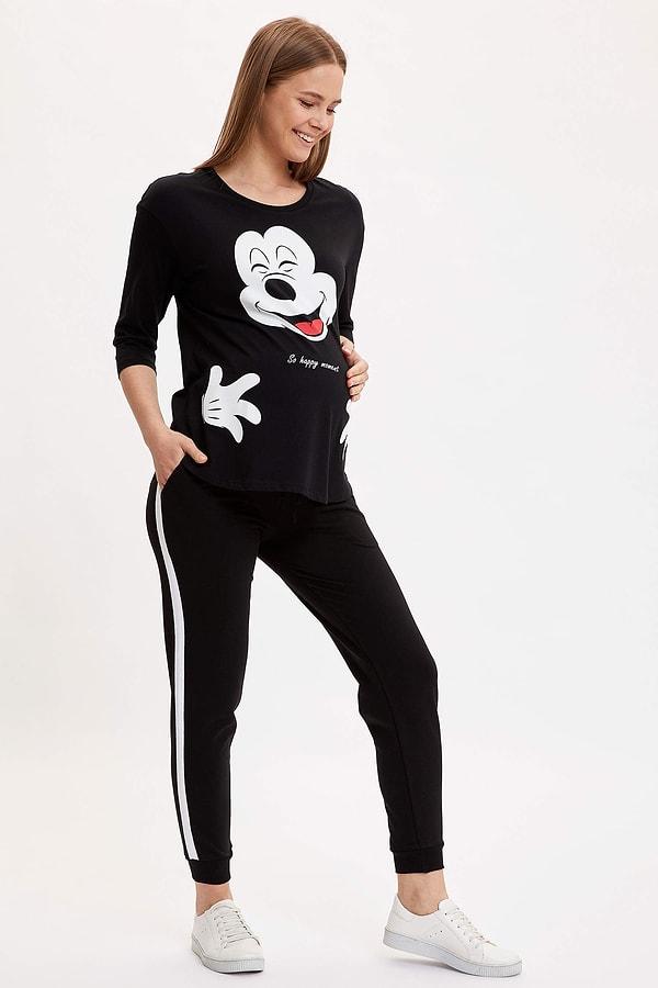 11. Mickey Mouse lisanslı bu tişört çok tatlı değil mi sizce de?