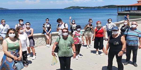 Önemli hususlardan biri diğeri ise maske takacak ve misafirlerin maske kullanımına dikkat edecek. Maskeler nemledikçe ya da kirlendikçe değişimlerine özen gösterecek ve çöpler kapalı torbalar ile muhafaza edilecek.