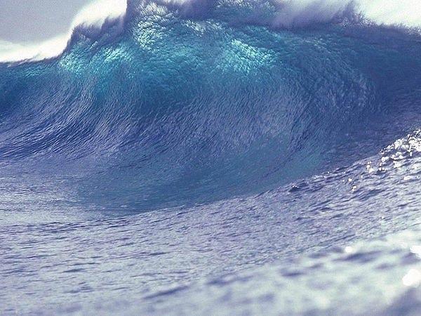 15. En büyük dalgalar, okyanusların yüzeyinden ziyade okyanusun altında gerçekleşir.