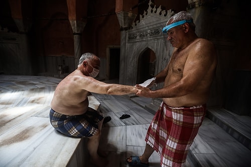 Yeni Normal Hamam Hayatının Post-Apokaliptik Soslu Sürreal Görüntülerine Yapılan Birbirinden Komik Monteler