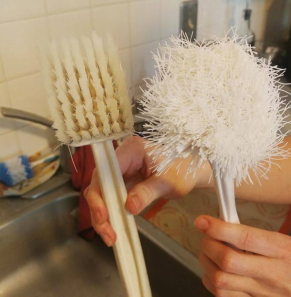 4. Справа - это то, что произошло с дешевой щеткой для посуды после двухлетнего использования. Слева - высококачественная щетка, которой пользуются уже 15 лет