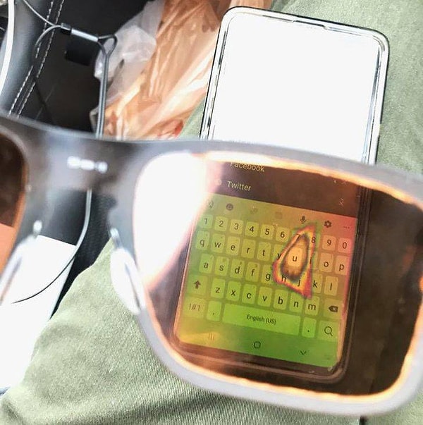 8. Что может произойти с защитным стеклом для экрана смартфона, если вы постоянно прикасаетесь к экрану в одном и том же месте во время прокручивания: