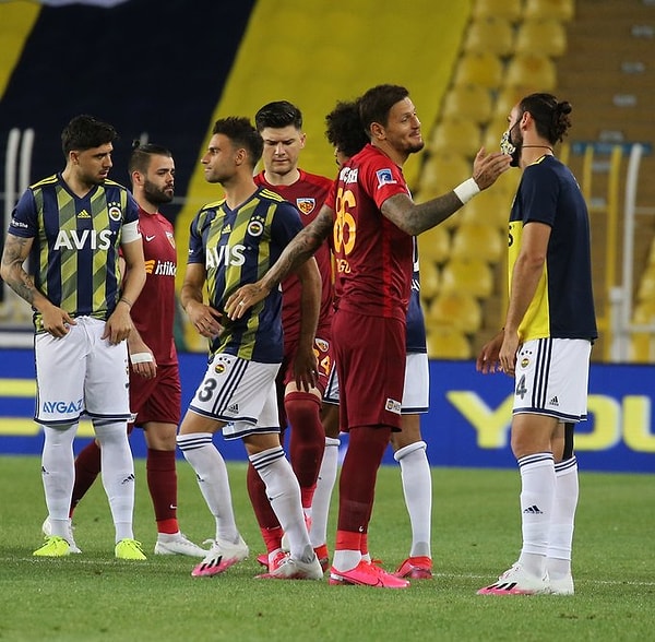 Kalan dakikalarda başka gol olmadı ve Fenerbahçe, sahadan 2-1'lik galibiyetle ayrıldı.