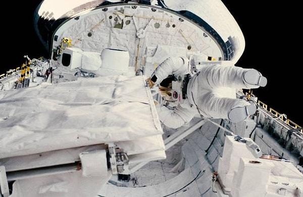 11 Ekim günü Sullivan, görev arkadaşı Leestma ile birlikte 3 buçuk saatlik bir uzay yürüyüşü gerçekleştiren Sullivan, uzayda yürüyen ilk Amerikalı kadın olmuştur.
