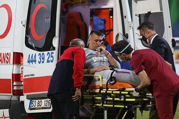 Maçın 14.dakikasında ceza sahasında Rizesporlu futbolcu Skoda ile yerde çarpışan Muslera'nın ayak kemiğinde kırık meydana geldi.