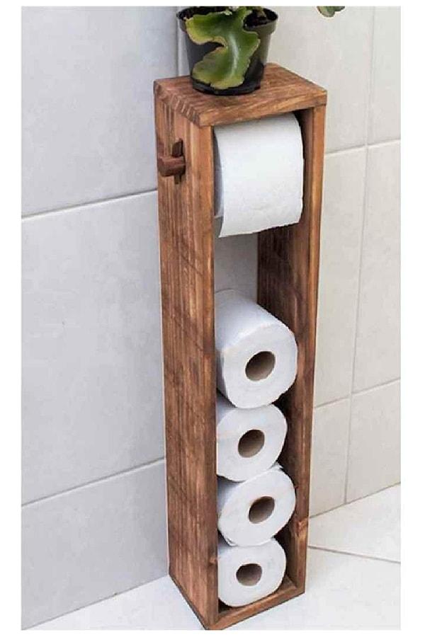 3. Bu ahşap tuvalet kağıtlığı banyonuza doğal bir hava katabilirken aynı zamanda sürekli kağıt bitti derdinden de sizi kurtarabilir..