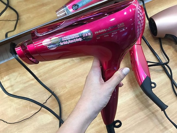 Коллаген наносится на кожу феном.