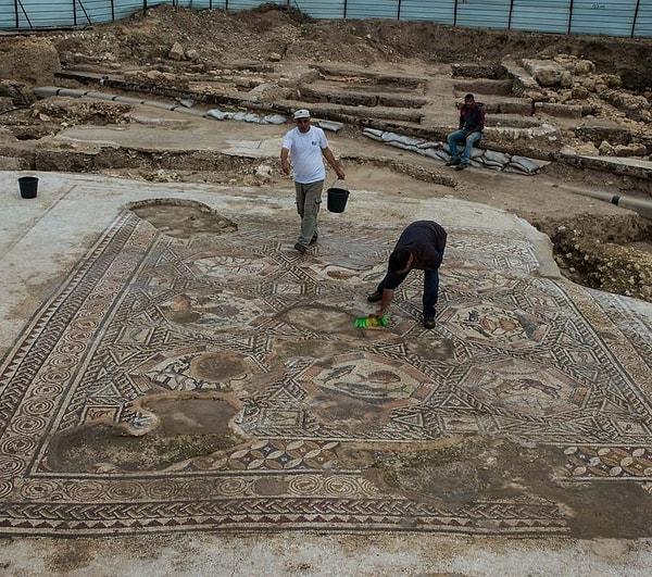 5. “Yaklaşık 1.700 yıl önce, bir köşkün oturma odası zemini olarak kullanılan mozaiklerin keşfedilmesi..."