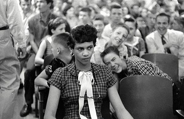 9. Öğrencileri beyazlardan oluşan bir okula giden ilk Afrikan Amerikan Dorothy Counts, tüm zorbalıklara rağmen duruşunu koruyor.