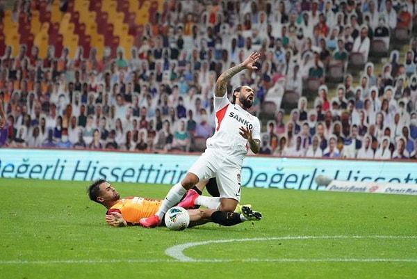 56.dakikada Galatasaray takımında Ahmet Çalık son adam pozisyonunda rakibine faul yapınca kırmızı kart gördü.