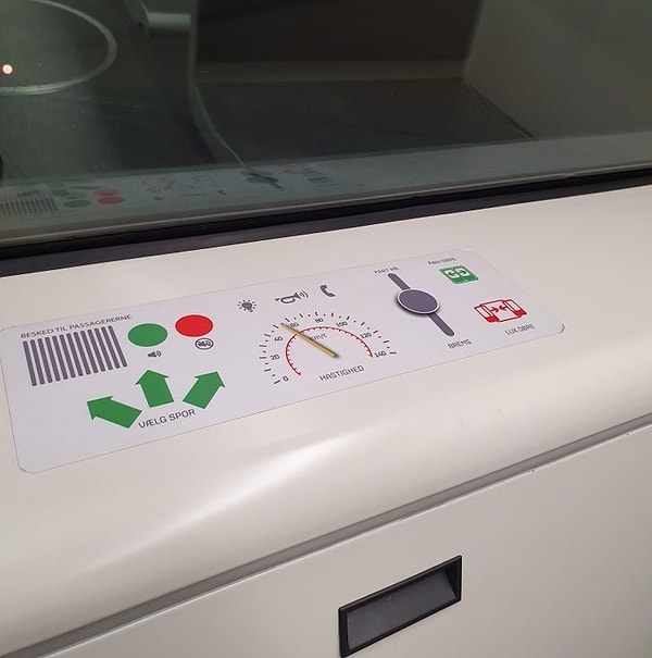 14. Фальшивые кнопки, сделанные для детей, которые любят играть в метро: