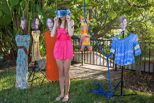 Я лишняя и решила взять Пиньяту, потому что это то, что делают ответственные взрослые