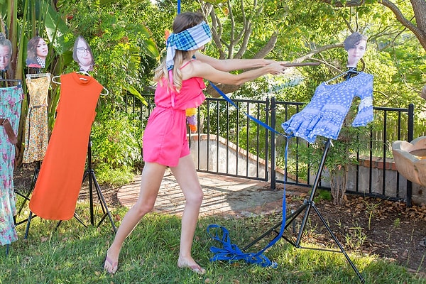 Ой!По крайней мере, она только наполовину в фонтане, и ее лицо не стало мокрым?