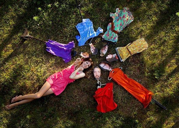 Рассматриваем облака с моими цветными корешами