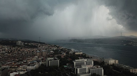 Hortum Çıktı, Dolu Yağdı ve Bir Kişi Hayatını Kaybetti: İstanbul'da Yaşanan Selden Kareler