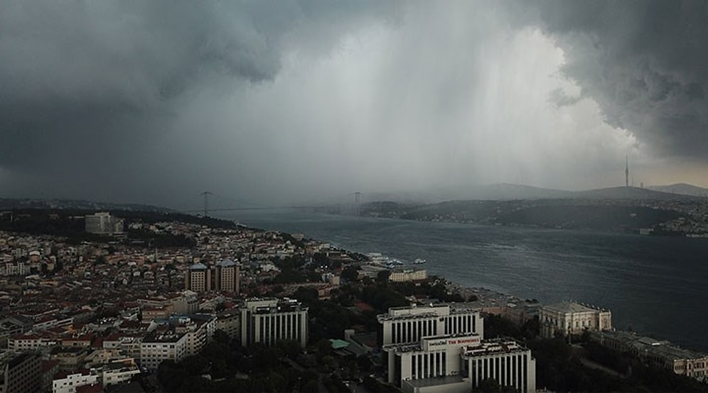 Hortum Çıktı, Dolu Yağdı ve Bir Kişi Hayatını Kaybetti: İstanbul'da Yaşanan Selden Kareler