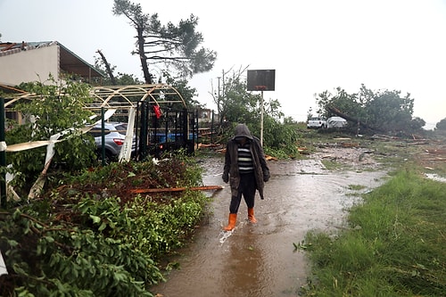 Hortum Çıktı, Dolu Yağdı ve Bir Kişi Hayatını Kaybetti: İstanbul'da Yaşanan Selden Kareler