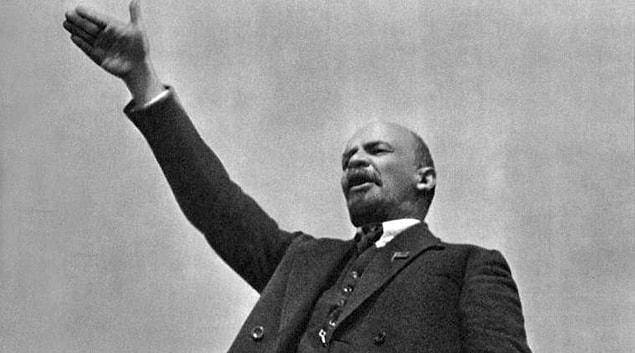 Vladimir Lenin Sovyetler Birliği Hükûmet Başkanı olarak birçok suikast girişiminden sağ çıkmıştı.