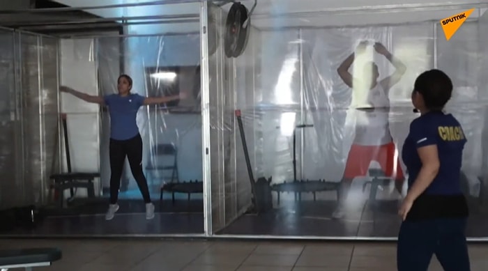Открылся спортзал, в котором люди занимаются через прозрачные занавесы