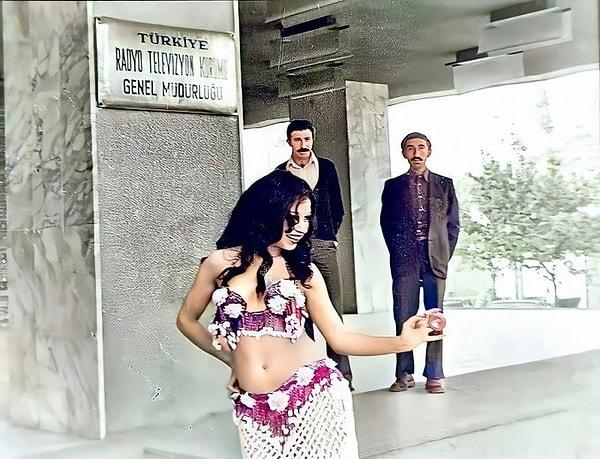 4. TRT'nin yılbaşında dansöz yasağını kanal önünde göbek atarak protesto eden Dansöz Şehnaz, Ankara, 1977.