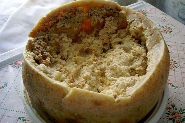 8. Sardunya Adasında rastlayabileceğiniz bu çürümüş ve kurtlu peynir.