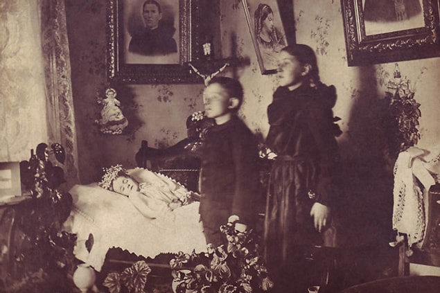 Fotoğrafın o dönemde yeni bir araç olması da, kaybedilenlere ait tek fotoğrafın ölümden sonra çekilmesine neden oluyordu.