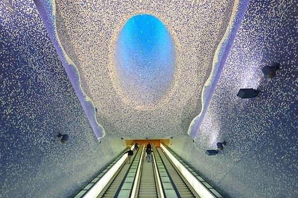 17. Napoli, İtalya'da bir metro istasyonu: