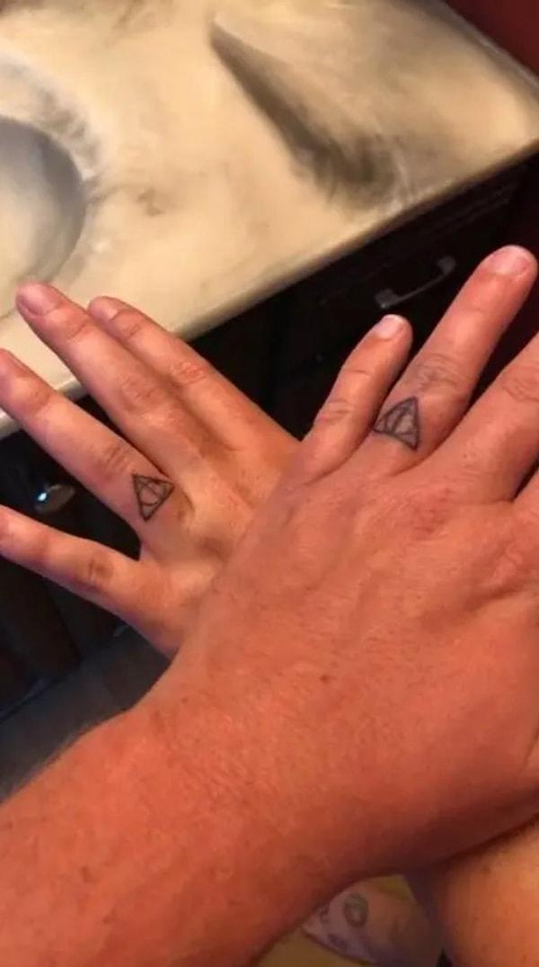 3. "Eşimle bu ölüm yadigarları sembolünü, yüzük parmaklarımıza dövme olarak yaptırdık. Yüzüklerin abartıldığını ve aşkımızın büyülü olduğunu düşündüğümüz için çok beğeniyoruz."