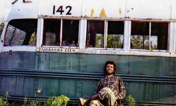 1. Into the Wild’a konu olan Chris McCandles’ın yıllarca içinde yaşadığı otobüs kaldığı yerden kaldırıldı.