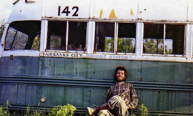 1. Into the Wild’a konu olan Chris McCandles’ın yıllarca içinde yaşadığı otobüs kaldığı yerden kaldırıldı.