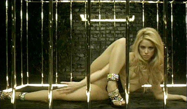 5. Shakira'nın ten rengi vücut çorabıyla bir kafeste çekilen sahneleri 'She Wolf' klibini tartışmalı hale getirmişti.
