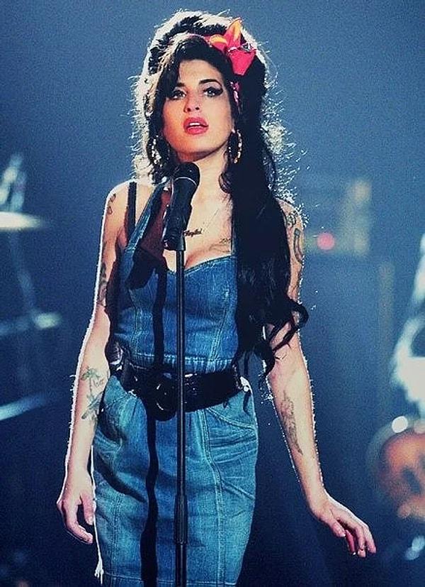 4. Amy Winehouse çocukluk acılarından başlayan travmaların sebep olduğu hayat boyu depresyonu gözlerinden okunan isimlerden biriydi. 2011 yılında, sadece 27 yaşındayken, alkol zehirlenmesi sebebiyle aramızdan ayrıldı.