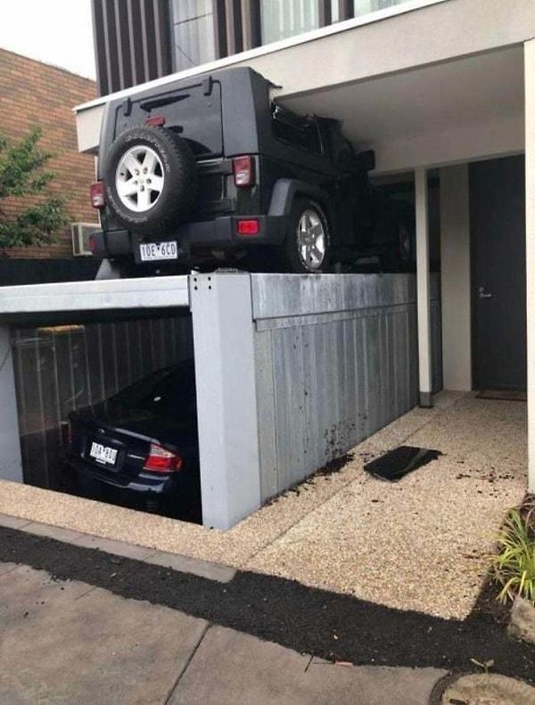 1. Gizli garajını unutup onun üzerine araba park ettiğinde...