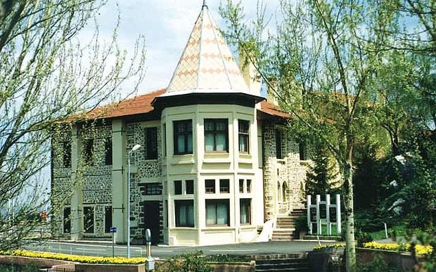 Atatürk'ümüz kendisi için tasarlanan Yeni Köşkü'ne taşındıktan sonra ise içindeki eşyalar dahil titiz bir şekilde muhafaza edilen bağ evi 1950'de müzeye dönüştürülür.