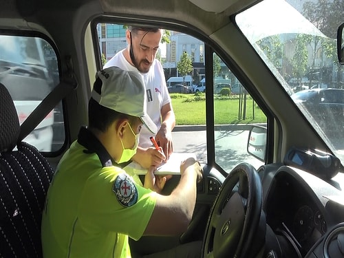 14 Yolcu Kapasiteli Minibüsten 37 Kişi Çıktı, Şoför Polislere, 'Siz Sayı Saymayı Bilmiyorsunuz' Dedi