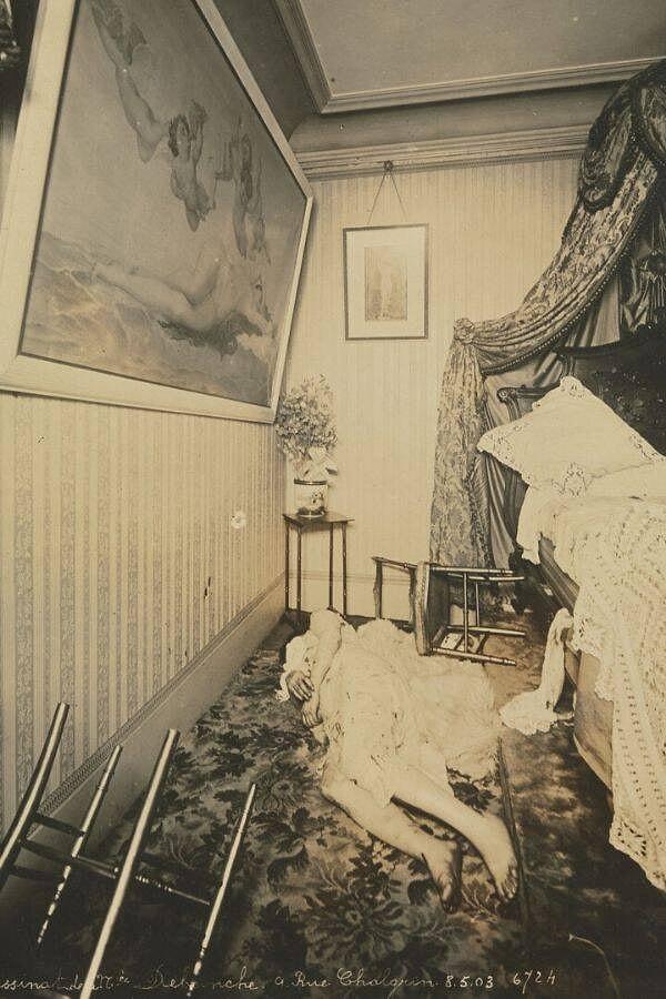 5 Mayıs 1903'te çekilen bu fotoğrafta yerde yatan talihsiz kadın ise Madam Debeinche'dir.