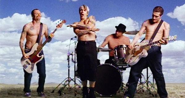 10. Red Hot Chili Peppers grubunun istisnasız her klibi: