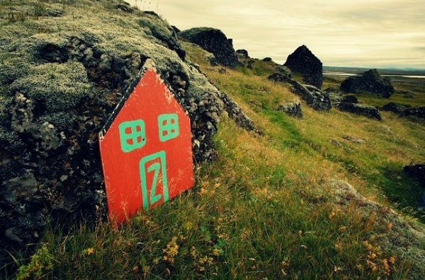 Zaman içerisinde elflerin ve tarihlerinin unutulduğuna inanan halk, İzlanda Paranormal Derneği'ne bağlı olarak bir Elf Okulu açmış