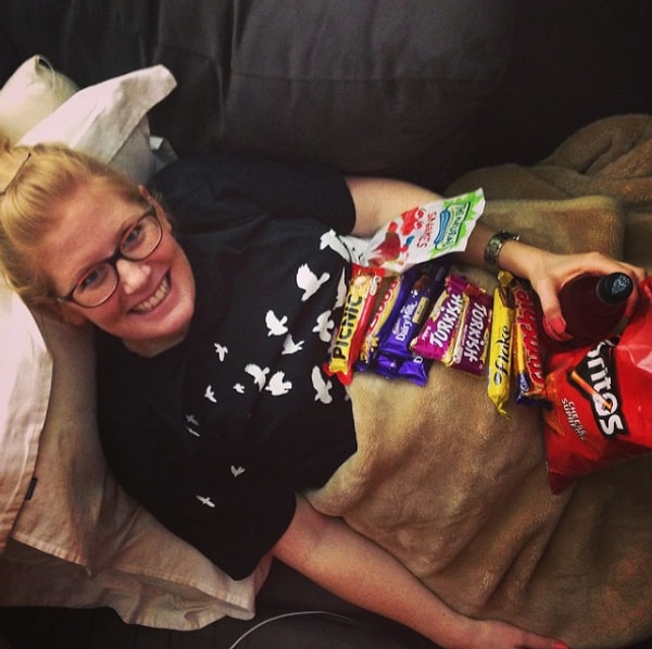 14. Еще одна женщина, которая использует свой живот в качестве подноса.