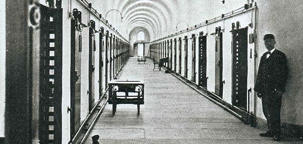 Sıradan bir hapishane olmayan Doğu Eyalet Hapishanesi, mahkumların hem kendilerini hem de dindarlıklarını sorgulamaları için faaliyete geçmiş...
