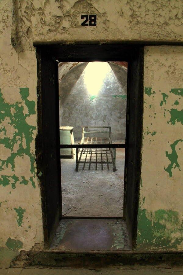 Mahkumlar öncelikle bir hücreye kapatılıyordu ve hücrede yalnızca tuvalet,  masa, ranza ve İncil bulunuyordu.