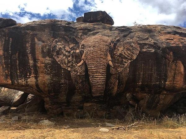 6. Kenya'da bir kayanın üzerine yapılmış devasa fil figürü:
