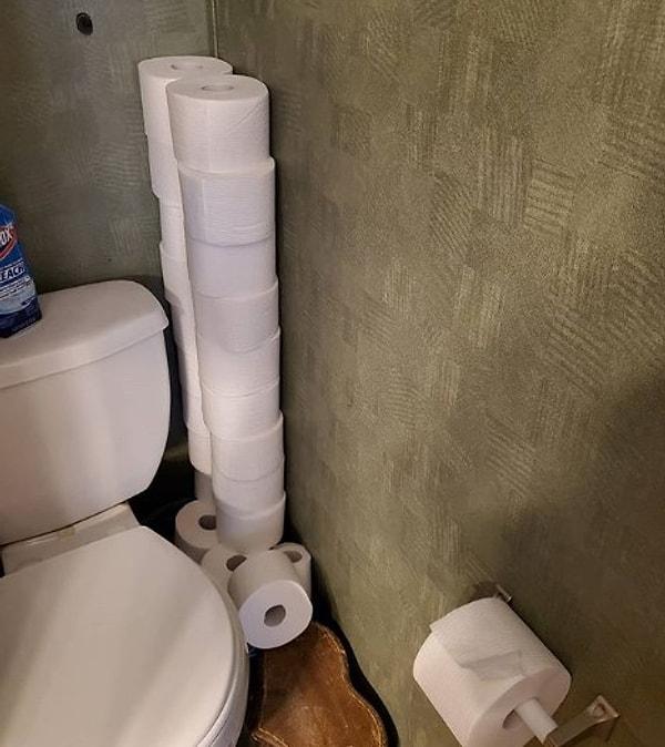 12. Tuvalet kağıtlarını yerleştirmesi söylenen erkek bireyin çözümü: