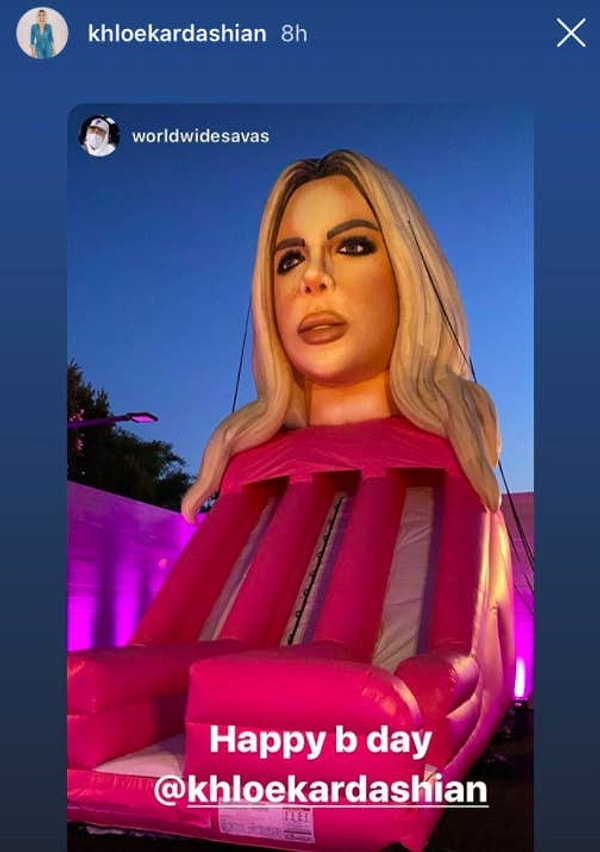 Макетом все не ограничилось. Гвоздем вечеринки стал жуткая горка, пристроенная к огромному лицу Хлои.