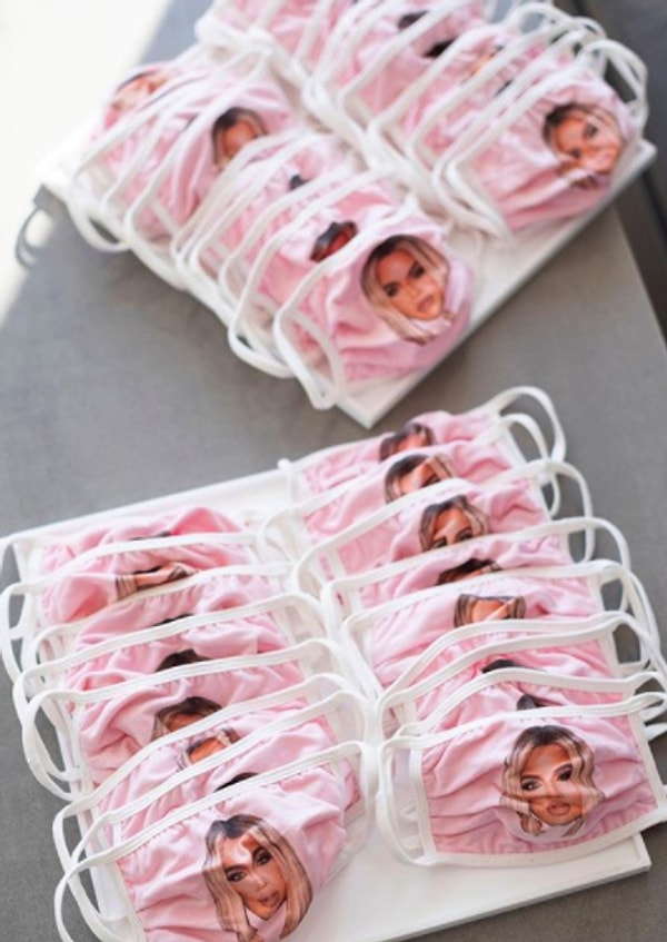 У входа раздаются и маски с фотографией Хлои.