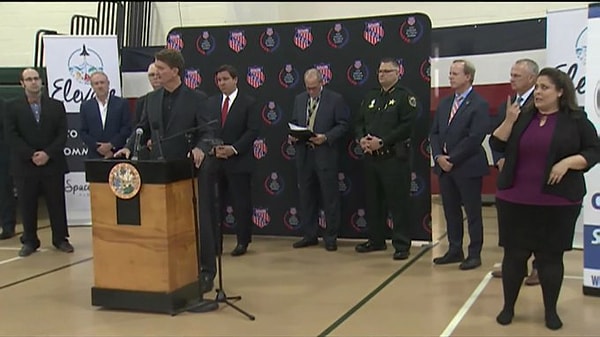 Губернатор Флориды проводит мероприятие без маски и без соблюдения социальной дистанции.