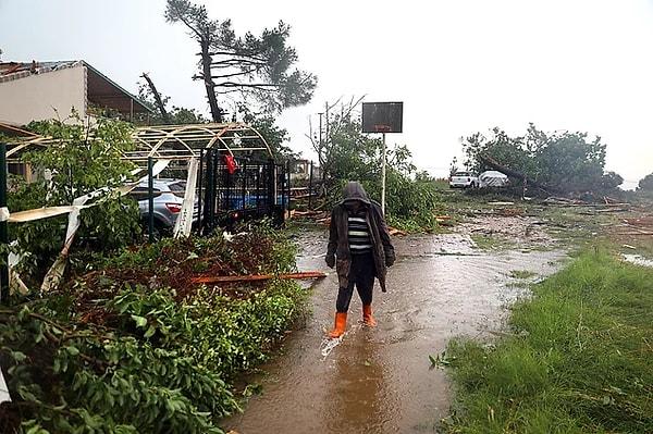 10. İstanbul'da meydana gelen şiddetli yağış ve dolu sonucunda birçok yapı ve araç hasar görürken bir kişi de hayatını kaybetti.