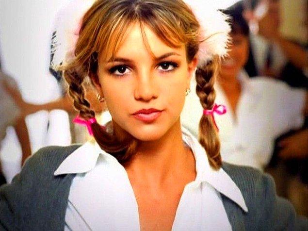 2. Oops I Did It Again diyerek zamanında fırtınalar estiren Britney Spears da çok zorlu dönemlerden geçti. 2008'de hastaneye yatırılan Spears için doktorlar, eğer tedavi edilmeseydi sonu ölüm olabilirdi diye açıklamada bulunmuşlardı.